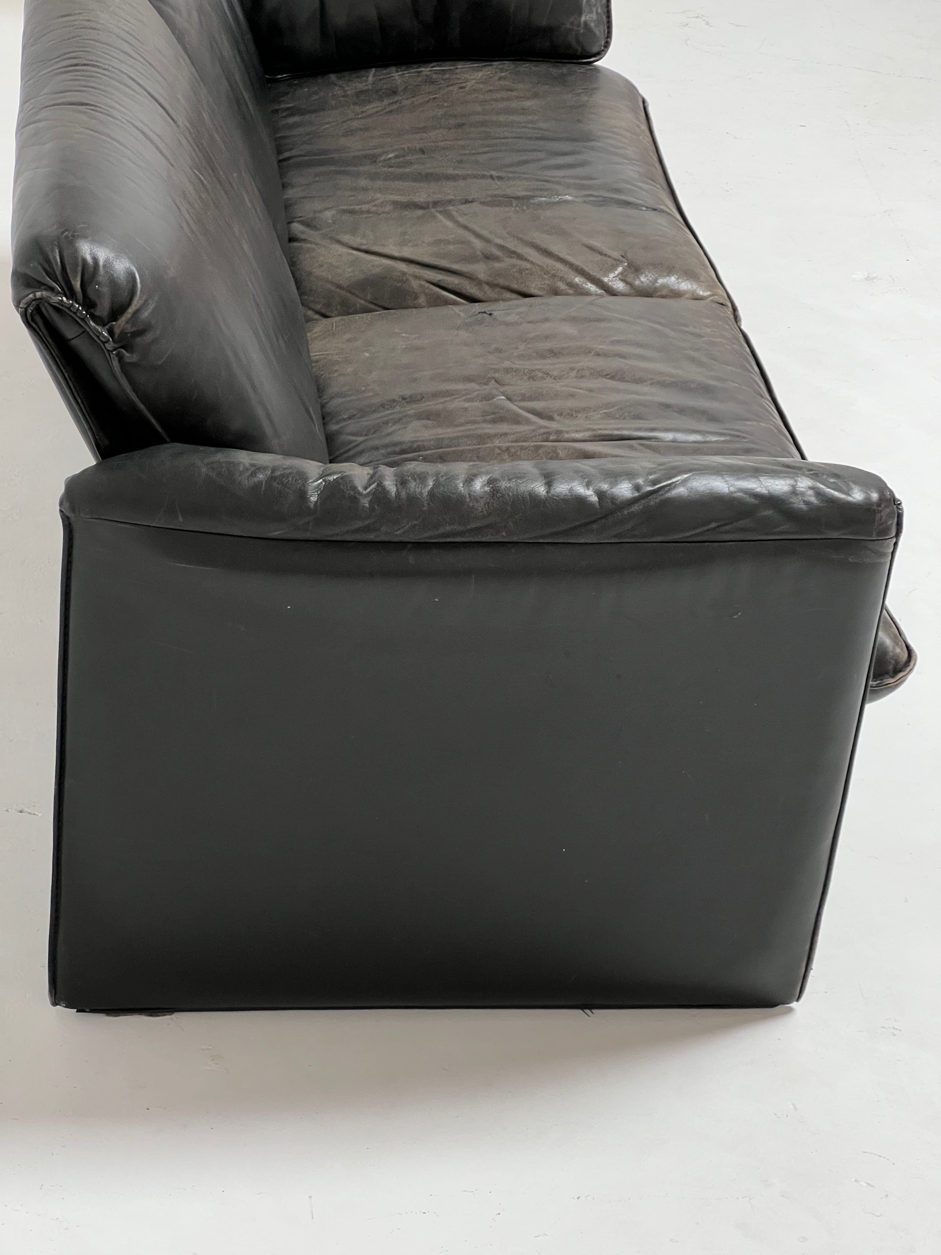 Leolux Bora Bora Black Leather Loveseat